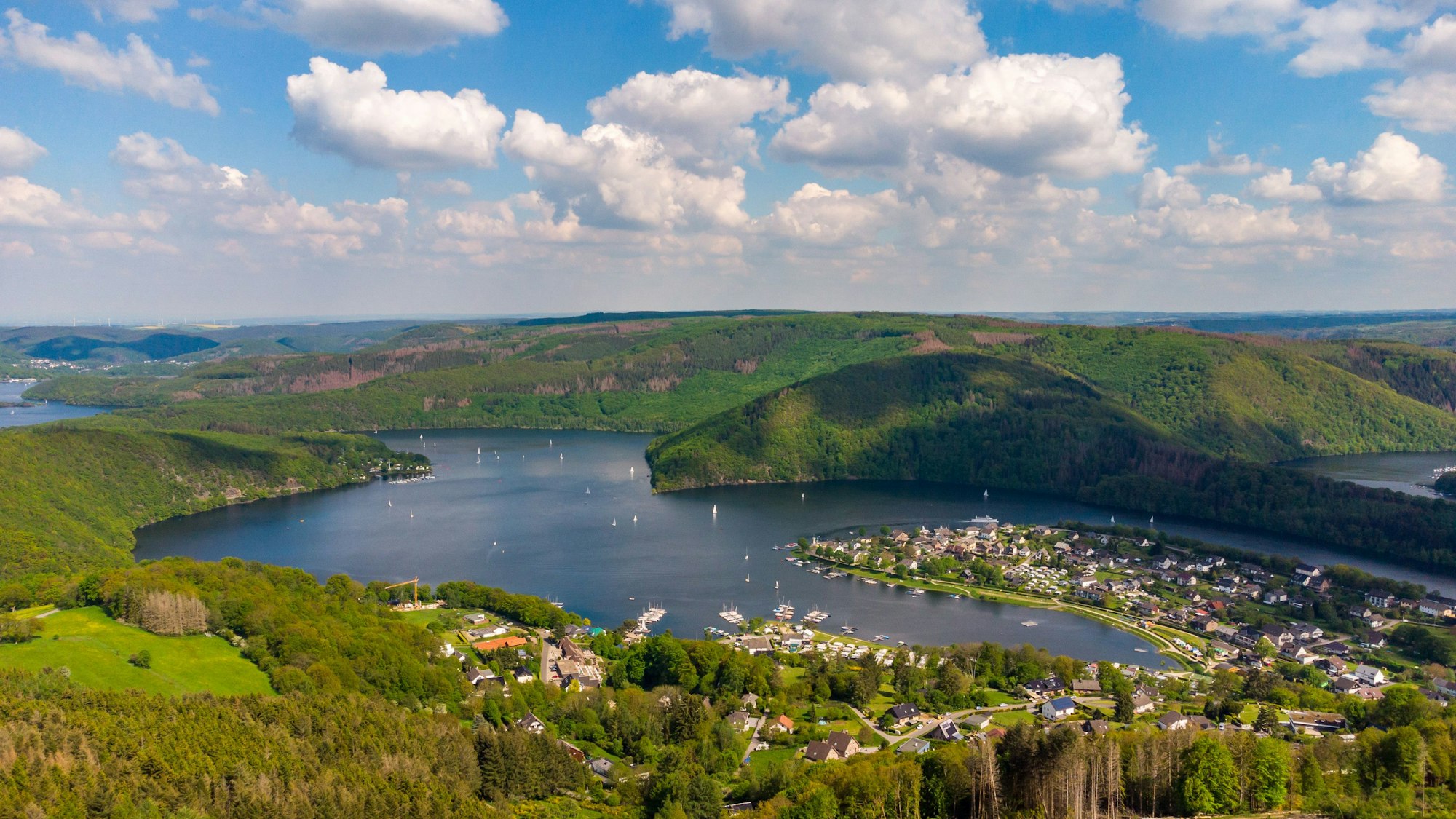 Rursee bei Woffelsbach in der Eifel.
