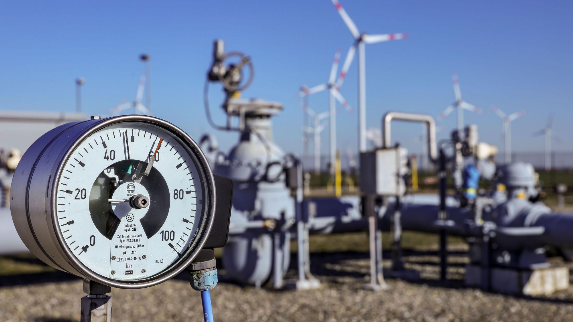 Bad Lauchstädt: Ein Manometer zeigt den Druck im Erdgasnetz auf dem Gelände des Untergrund-Gasspeichers der VNG AG an.