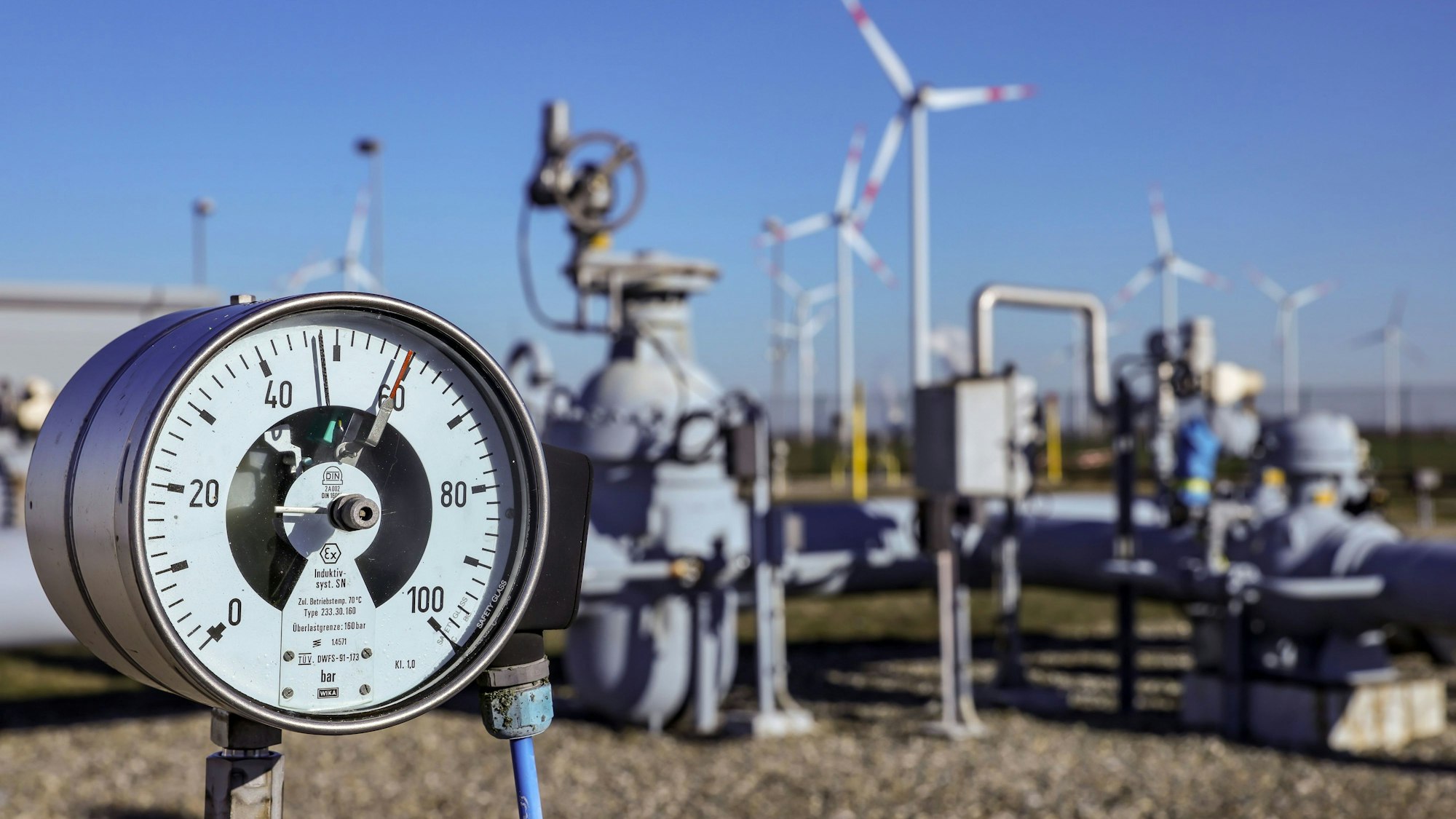 Bad Lauchstädt: Ein Manometer zeigt den Druck im Erdgasnetz auf dem Gelände des Untergrund-Gasspeichers der VNG AG an.