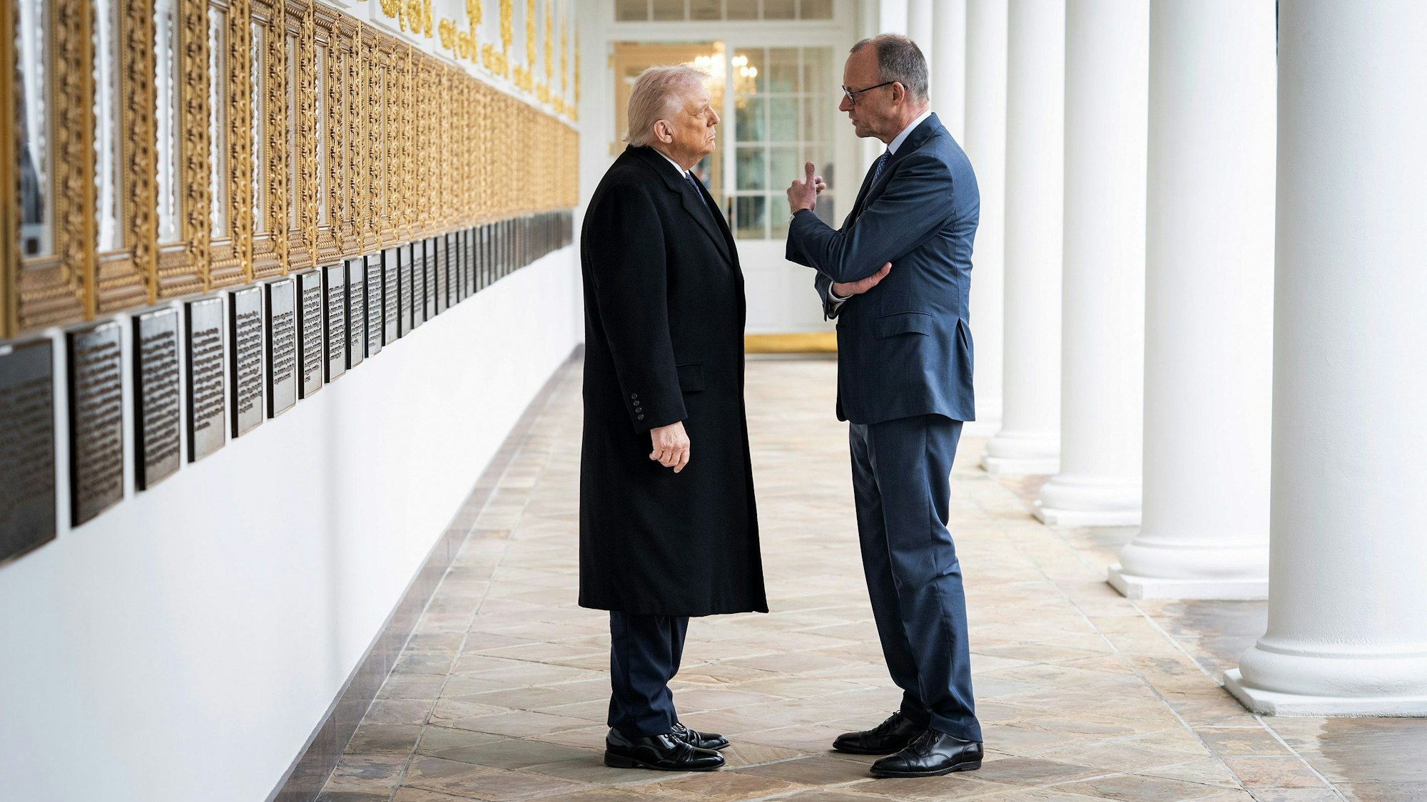 US-Präsident Donald Trump und Bundeskanzler Friedrich Merz (CDU) unterhalten sich bei ihrem Treffen.