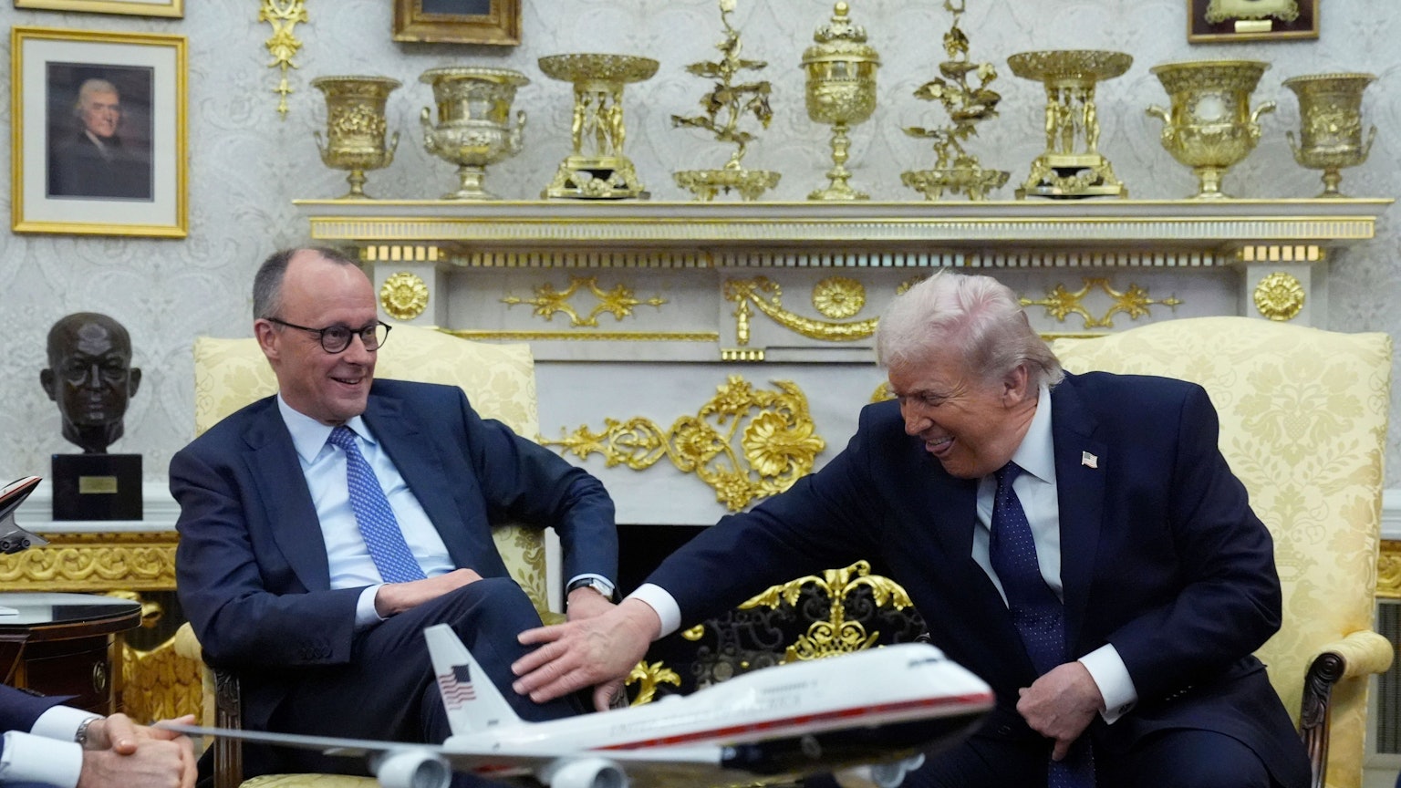 Donald Trump (r.) gibt sich beim Empfang von Friedrich Merz am Dienstag (3. März) kumpelhaft.