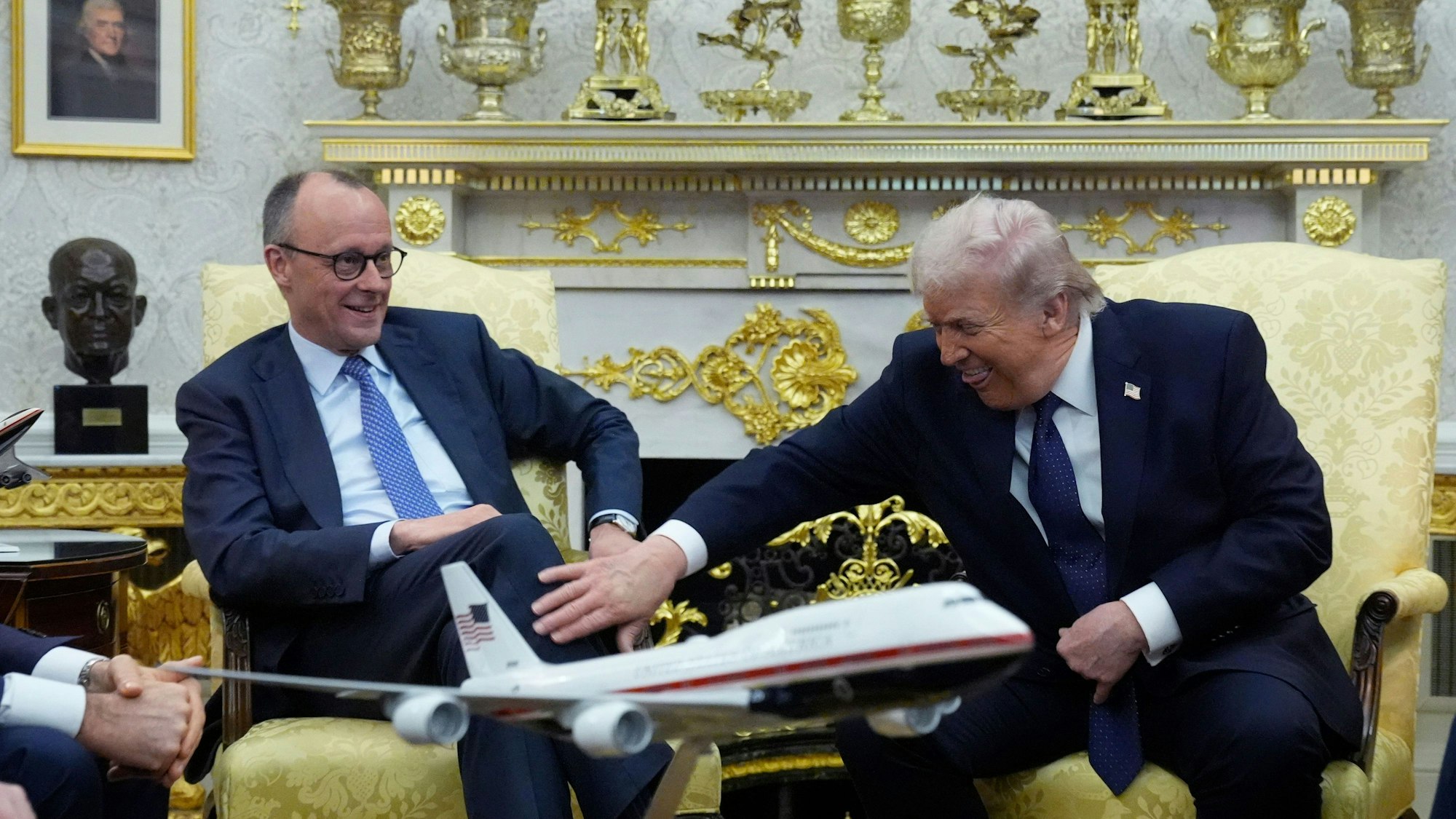 Donald Trump (r.) gibt sich beim Empfang von Friedrich Merz am Dienstag (3. März) kumpelhaft.