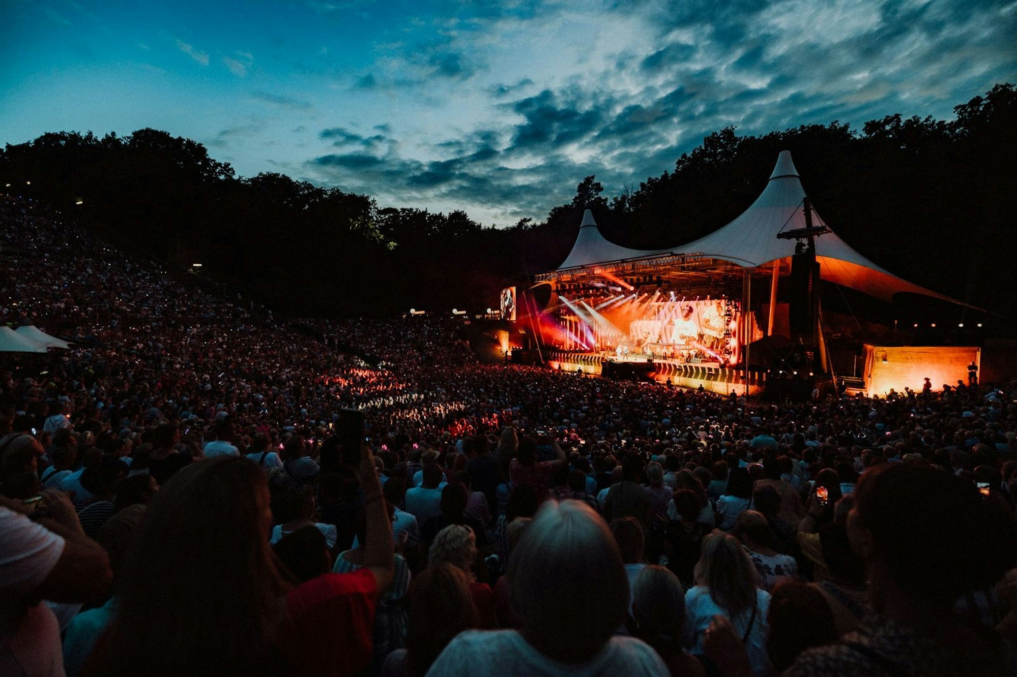 Die Berliner Waldbühne ist ein ganz besonderer Ort, sowohl für die Musiker auf der Bühne als auch die Menschen im Publikum. Für den Berliner Roland Kaiser sind seine Auftritte dort echte Heimspiele. (Bild: Frank Embacher/Sky/2025 Roland Kaiser/Semmel Concerts/Ariola/Sony Music )