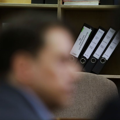 Der beschuldigte Schweizer beim Prozessauftakt im Kölner Gerichtssaal. Im Hintergrund die Akten zu den„ Panama Papers“.