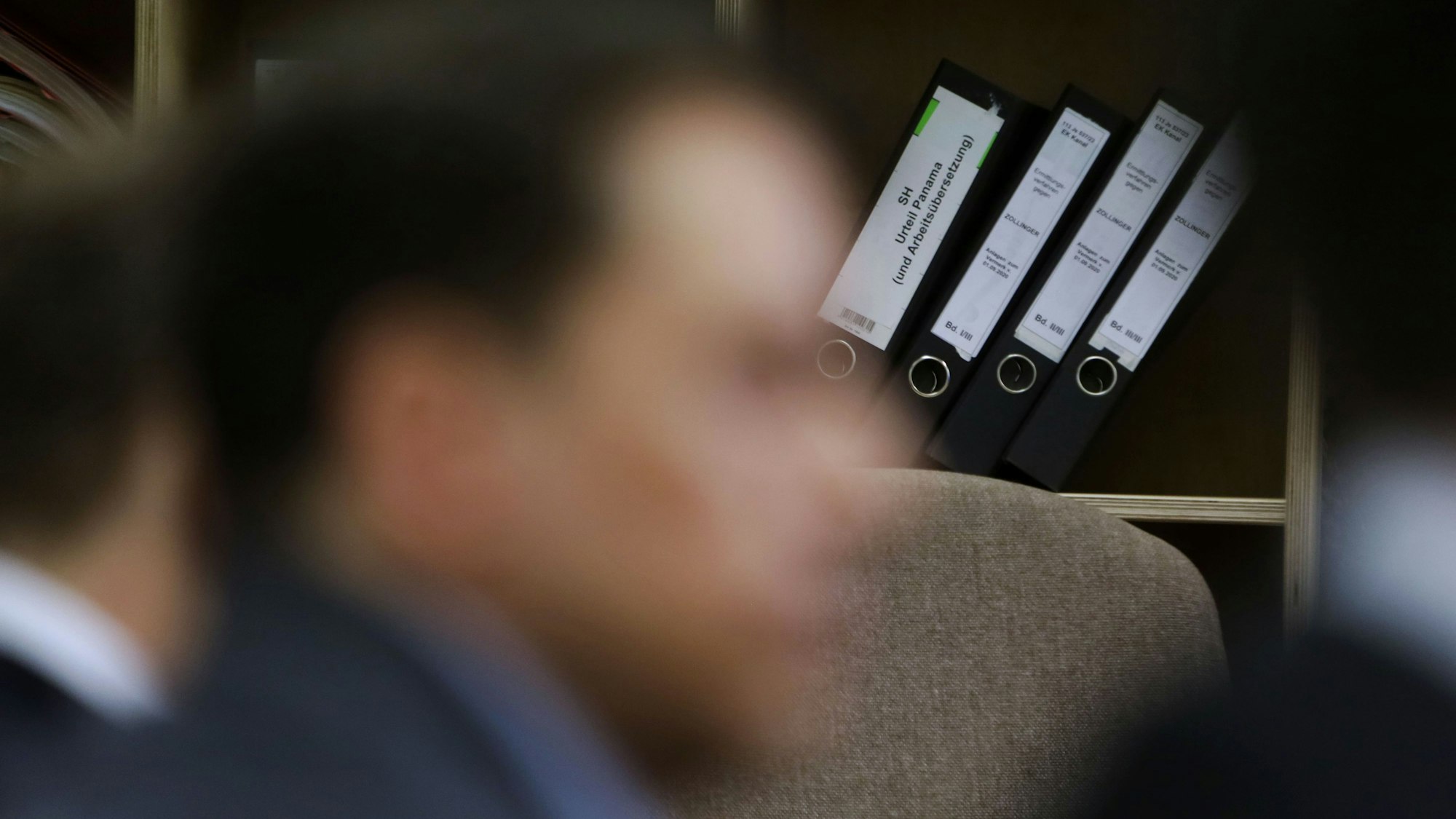 Der beschuldigte Schweizer beim Prozessauftakt im Kölner Gerichtssaal. Im Hintergrund die Akten zu den„ Panama Papers“.