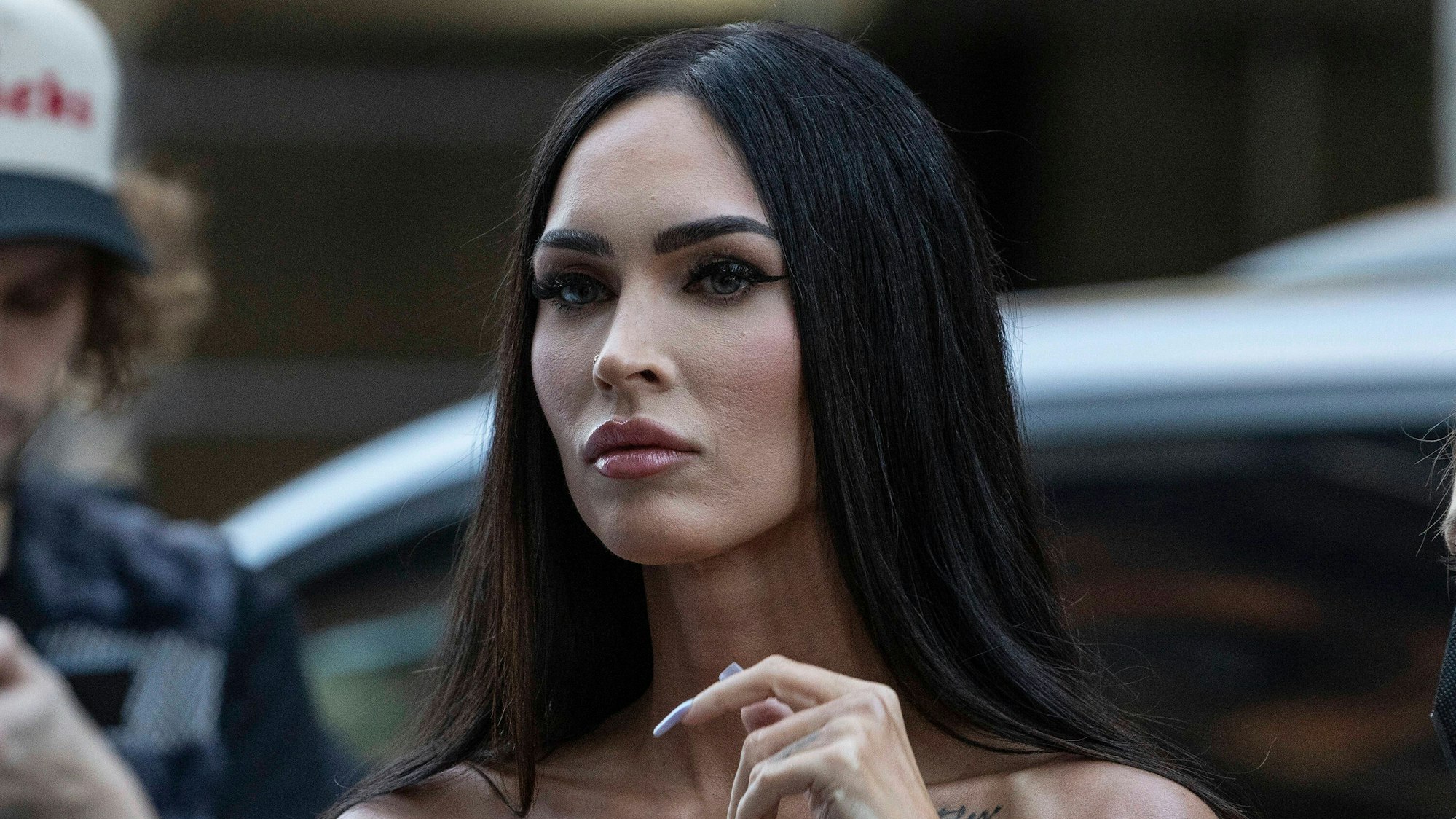 Megan Fox schaut in die Ferne.