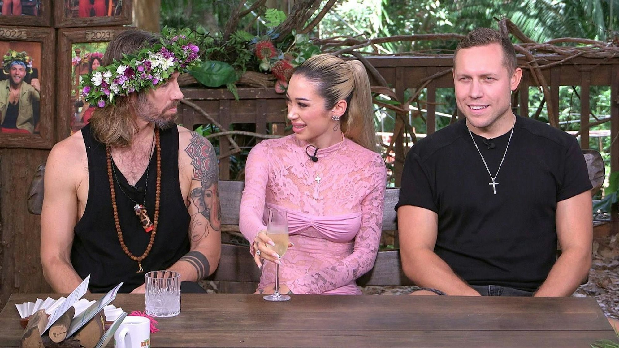 Unmittelbar nach dem Dschungelcamp war er mit seinem Gewicht noch zufrieden: Patrick Romer (rechts), hier neben Dschungelkönig Gil Ofarim und Ariel. (Bild: RTL)