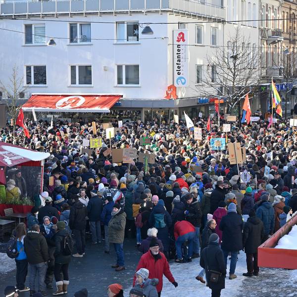 Hunderte Menschen versammeln sich zu einer Demo in der Gladbacher Innenstadt.