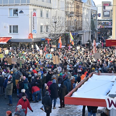 Hunderte Menschen versammeln sich zu einer Demo in der Gladbacher Innenstadt.
