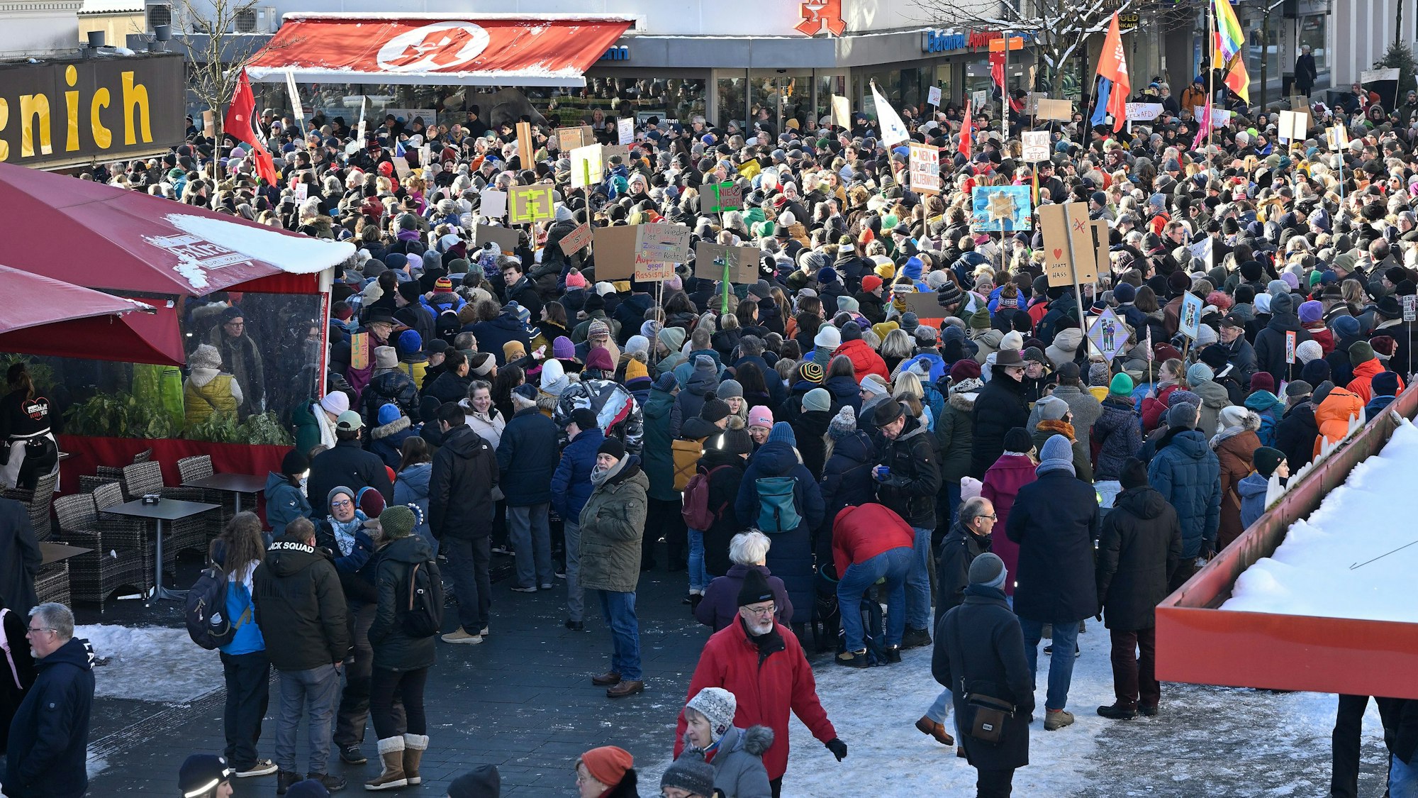 Hunderte Menschen versammeln sich zu einer Demo in der Gladbacher Innenstadt.
