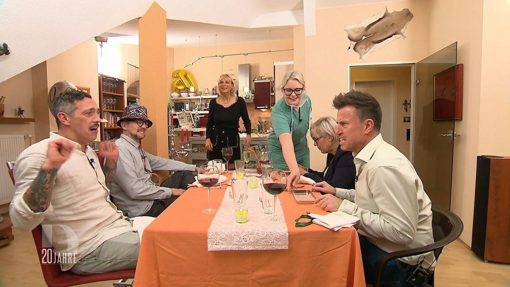 Gunnis Kollegin Lena reicht den Gästen ein bisschen Kunsthaut.
(Bild: RTL)