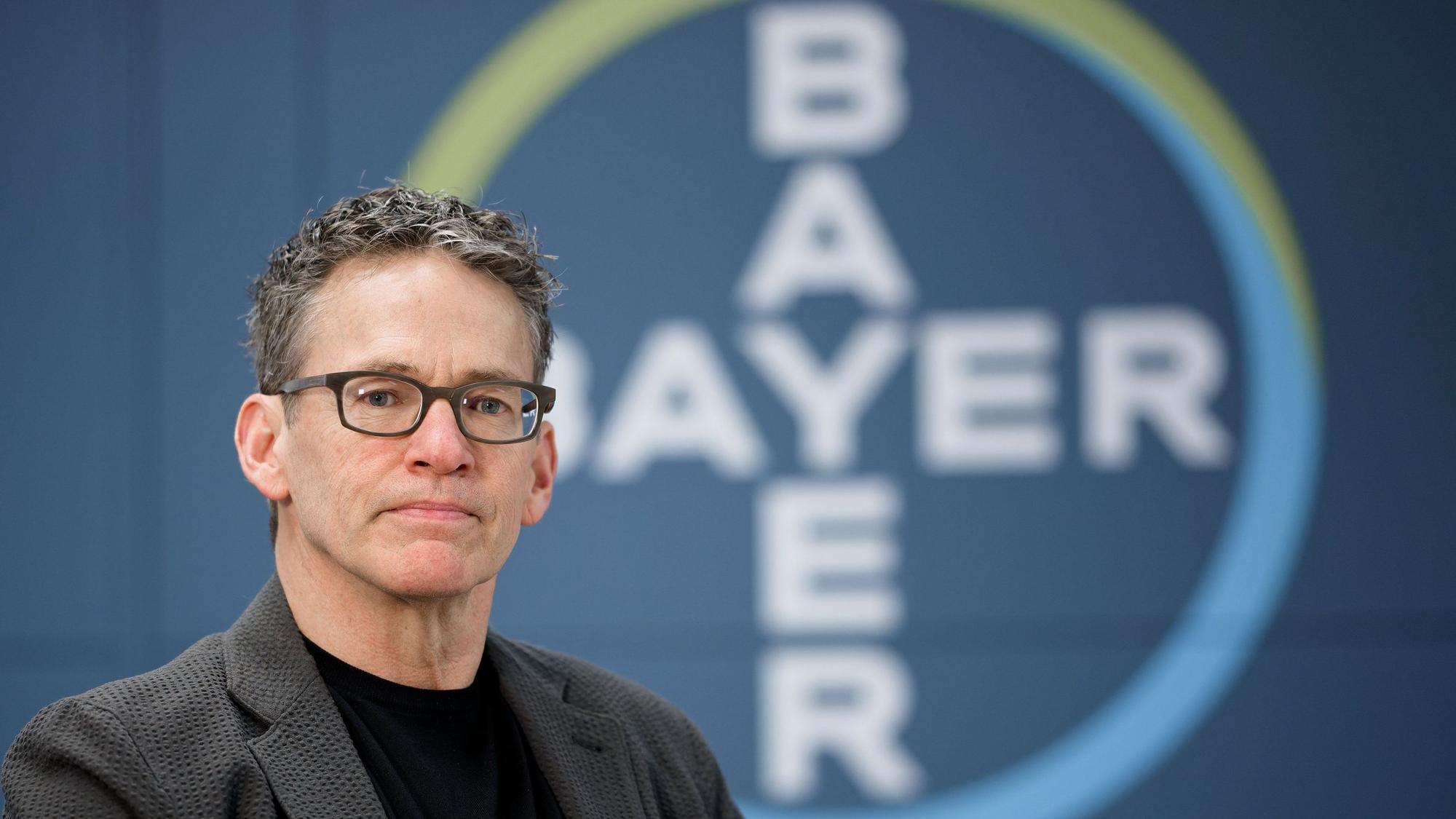 Bill Anderson, Vorstandsvorsitzender der Bayer AG, sitzt bei einem Fototermin in der Zentrale des Unternehmens.