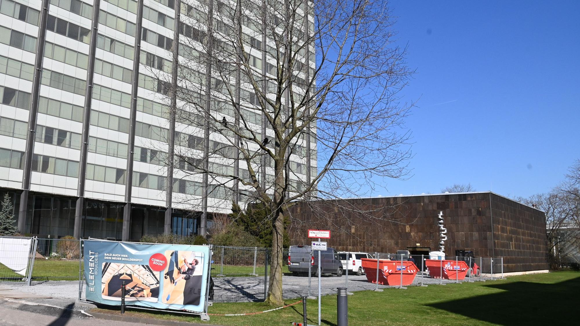 Das ehemalige KHD-Museum steht im Schatten des Messe-Hochhauses.