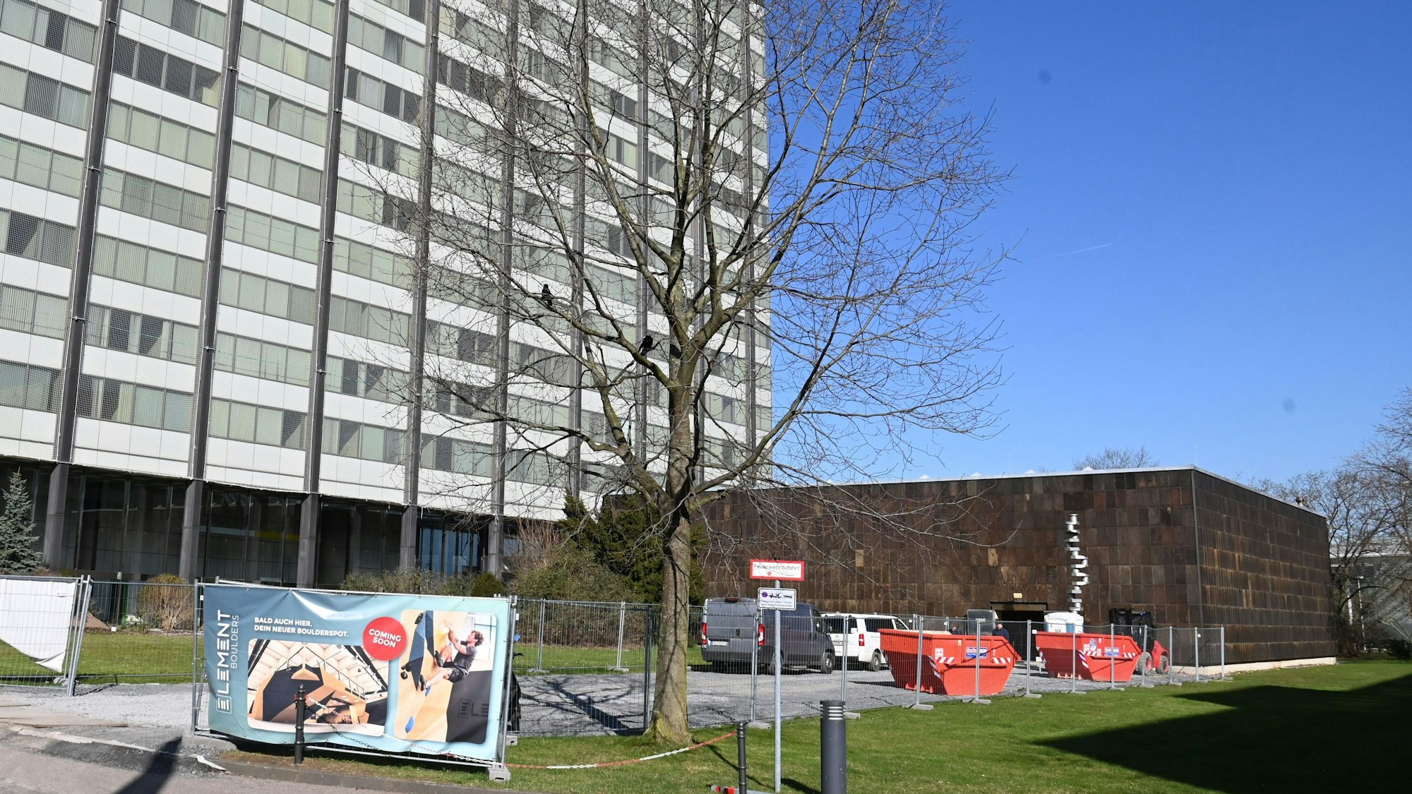 Das ehemalige KHD-Museum steht im Schatten des Messe-Hochhauses.