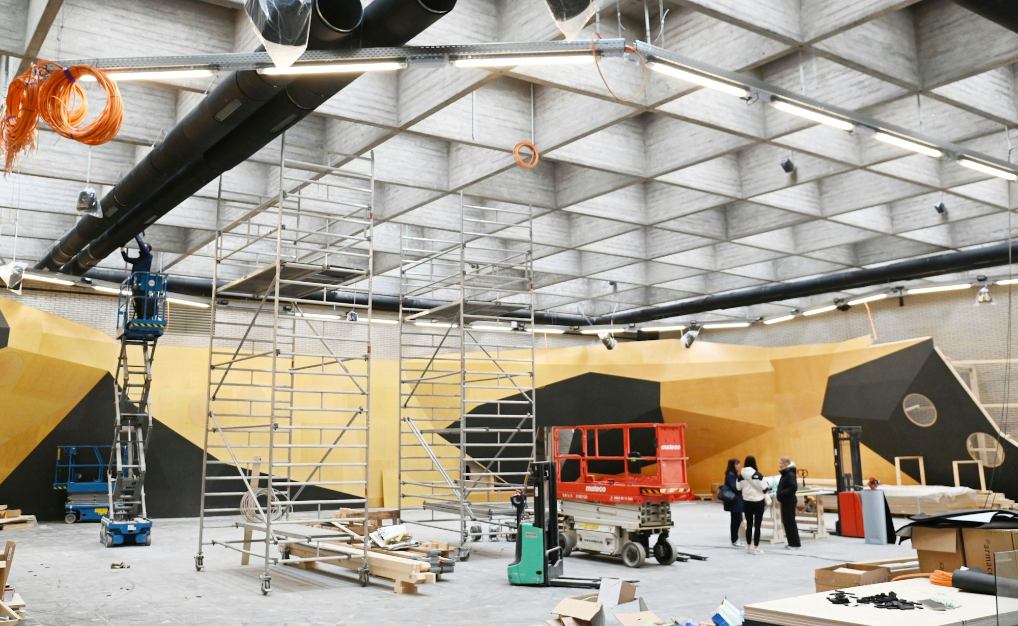 Durch die Raster-Betondecke fällt Tageslicht.