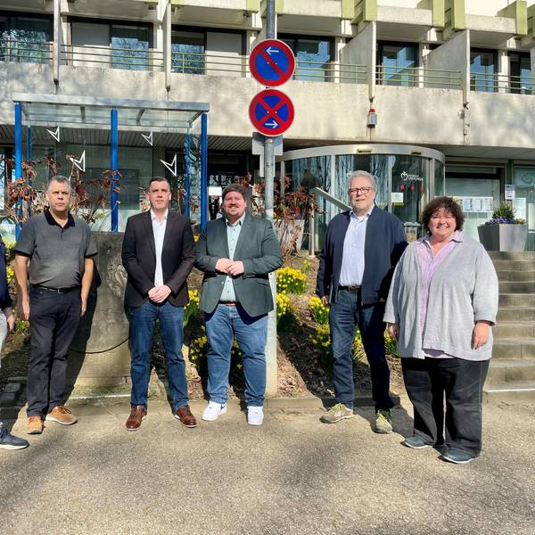 Die Stadt Leichlingen und vier ihrer neuen Wärmepumpenbotschafter: Bernhard Bonetto (v.l.), Horst Schmidtberg, Marcel Hermuth, Bürgermeister Maurice Winter, Joachim Seinsche und Klimaschutzmanagerin Monika Meves.
