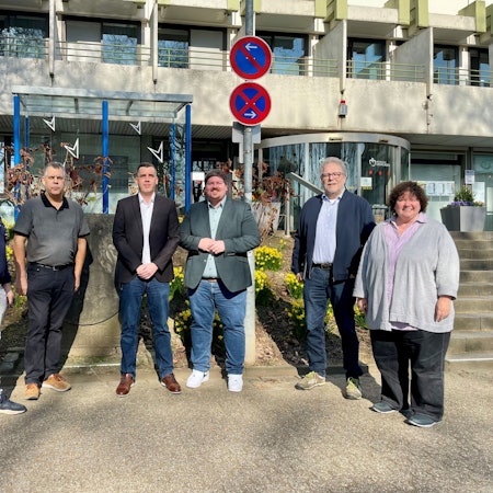 Die Stadt Leichlingen und vier ihrer neuen Wärmepumpenbotschafter: Bernhard Bonetto (v.l.), Horst Schmidtberg, Marcel Hermuth, Bürgermeister Maurice Winter, Joachim Seinsche und Klimaschutzmanagerin Monika Meves.