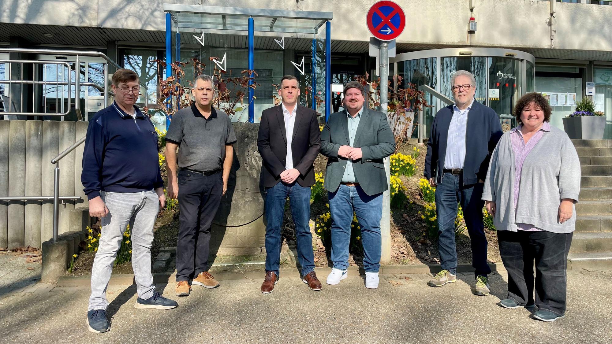 Die Stadt Leichlingen und vier ihrer neuen Wärmepumpenbotschafter: Bernhard Bonetto (v.l.), Horst Schmidtberg, Marcel Hermuth, Bürgermeister Maurice Winter, Joachim Seinsche und Klimaschutzmanagerin Monika Meves.