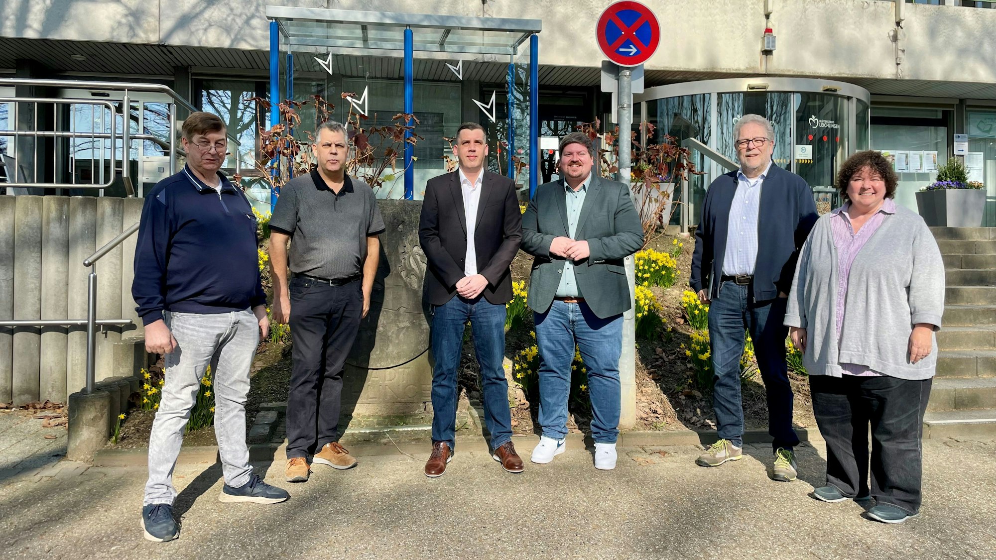 Die Stadt Leichlingen und vier ihrer neuen Wärmepumpenbotschafter: Bernhard Bonetto (v.l.), Horst Schmidtberg, Marcel Hermuth, Bürgermeister Maurice Winter, Joachim Seinsche und Klimaschutzmanagerin Monika Meves.