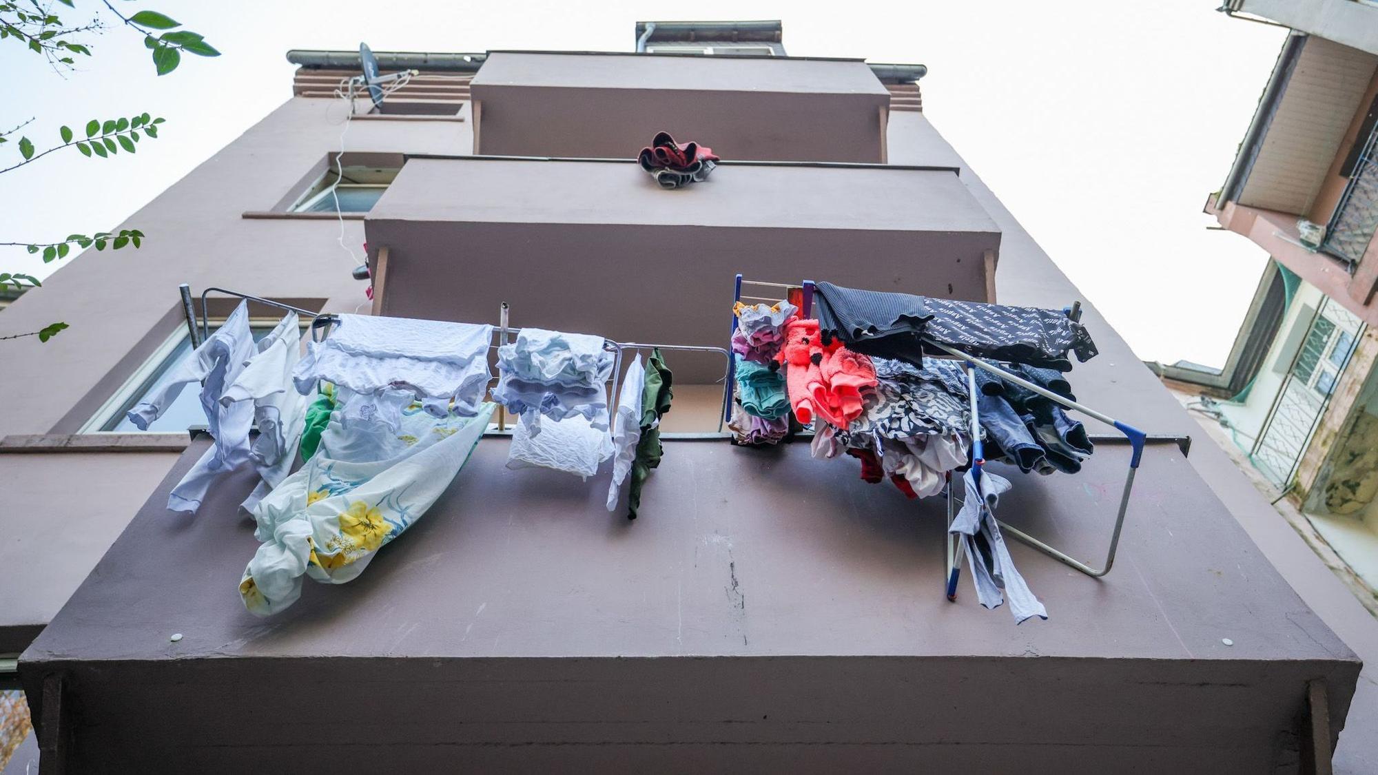 Dortmund, Razzia: Wäscheständer mit gewaschener Wäsche hängen über Balkonen eines Hauses.