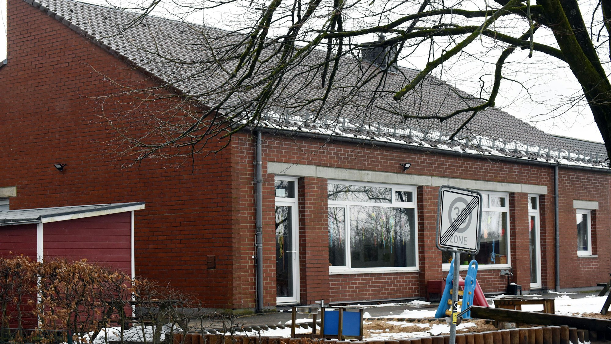 Das Foto zeigt das gebäude der katholischen Kita St. Raphael im Wipperfürther Kirchdorf Kreuzberg.