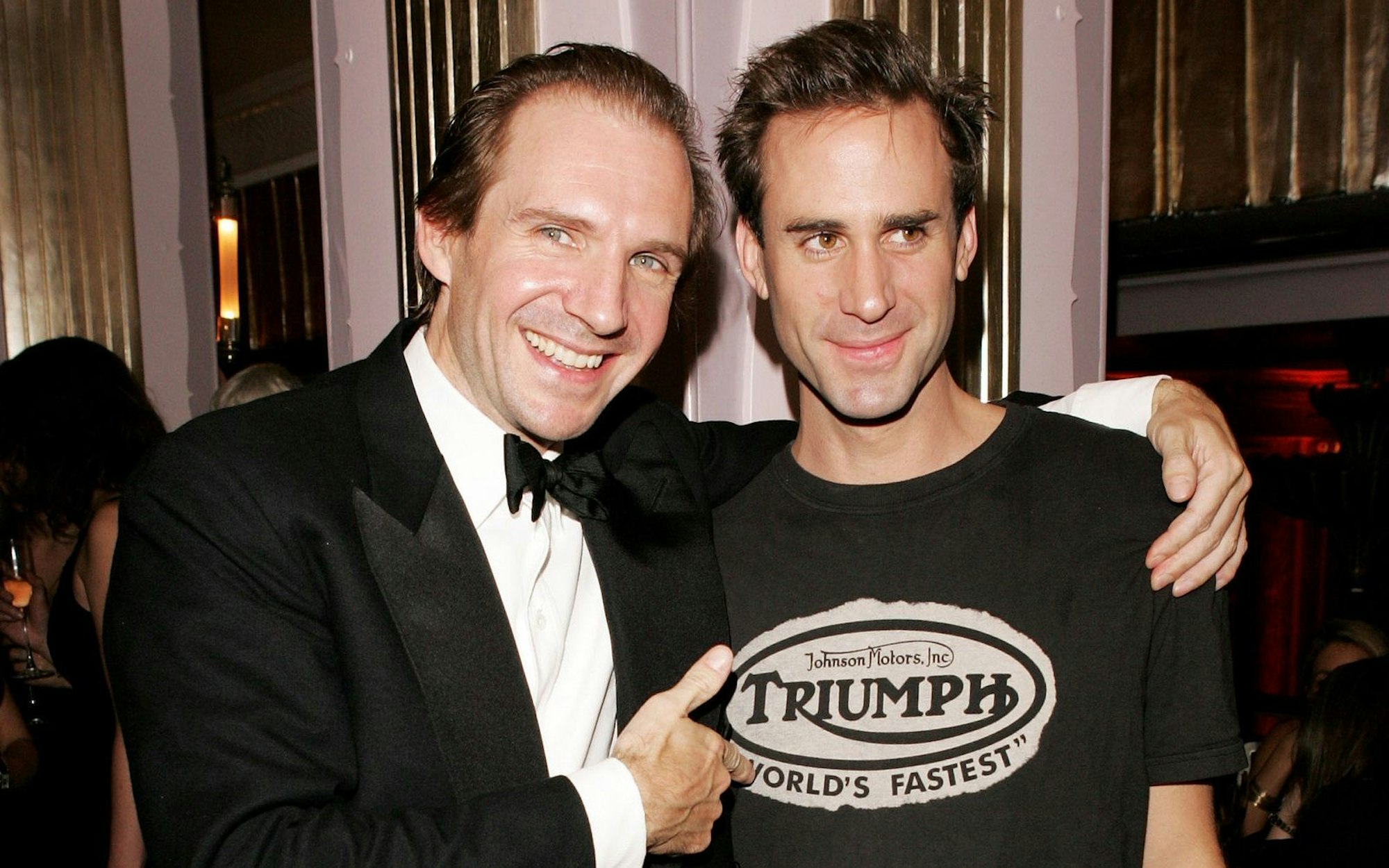 Hero Fiennes Tiffin ist der Neffe von Ralph (links) und Joseph Fiennes. (Bild: 2005 Getty Images/Claire Greenway)