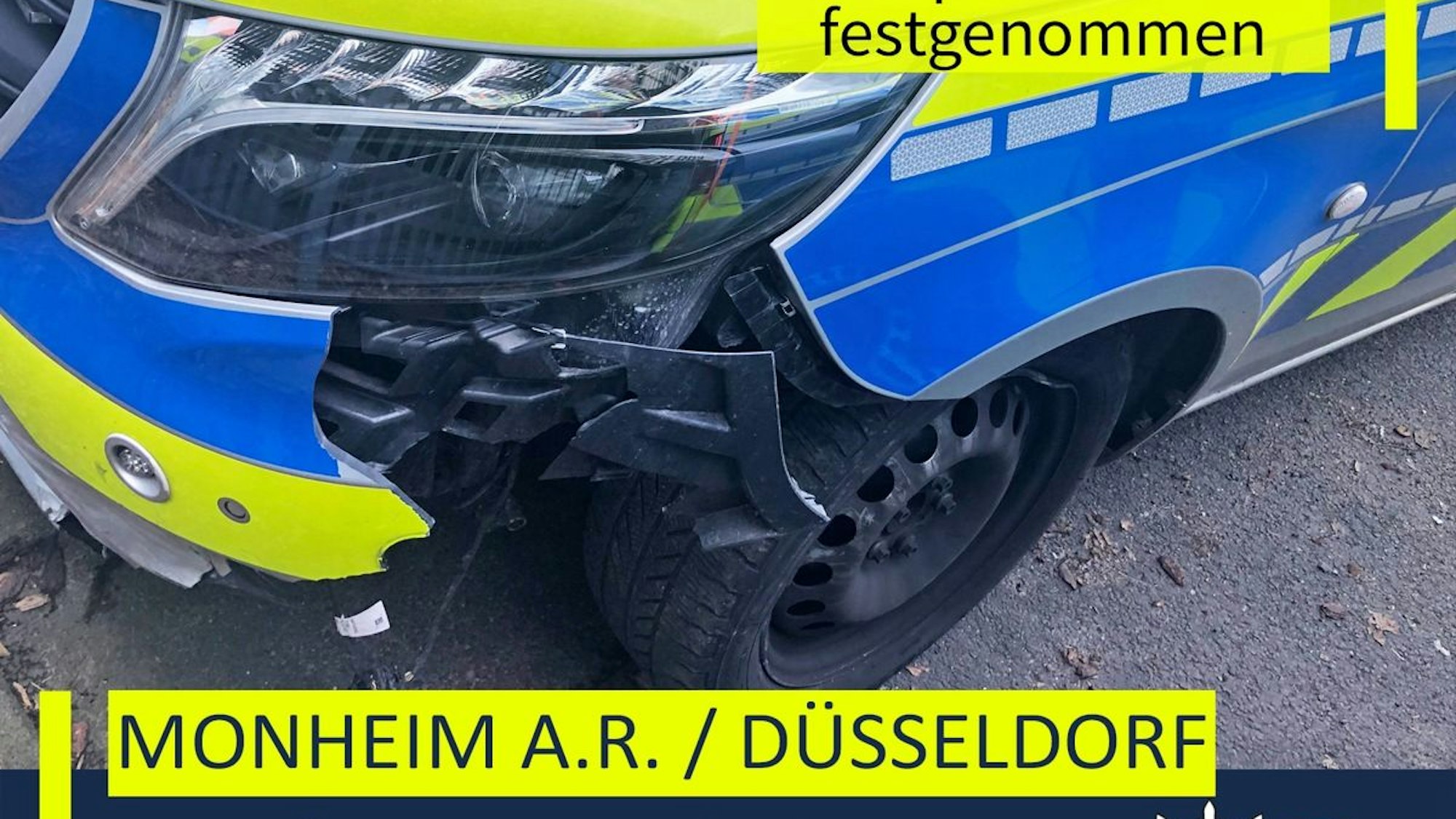 Ein verunfallter Streifenwagen der Polizei steht im Grünstreifen neben der Autobahn.