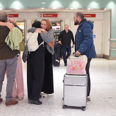 03.03.2026, Großbritannien, London: Reisende, die aus Dubai zurückkehren, kommen am Flughafen London Heathrow an. Foto: Yui Mok/PA Wire/dpa +++ dpa-Bildfunk +++