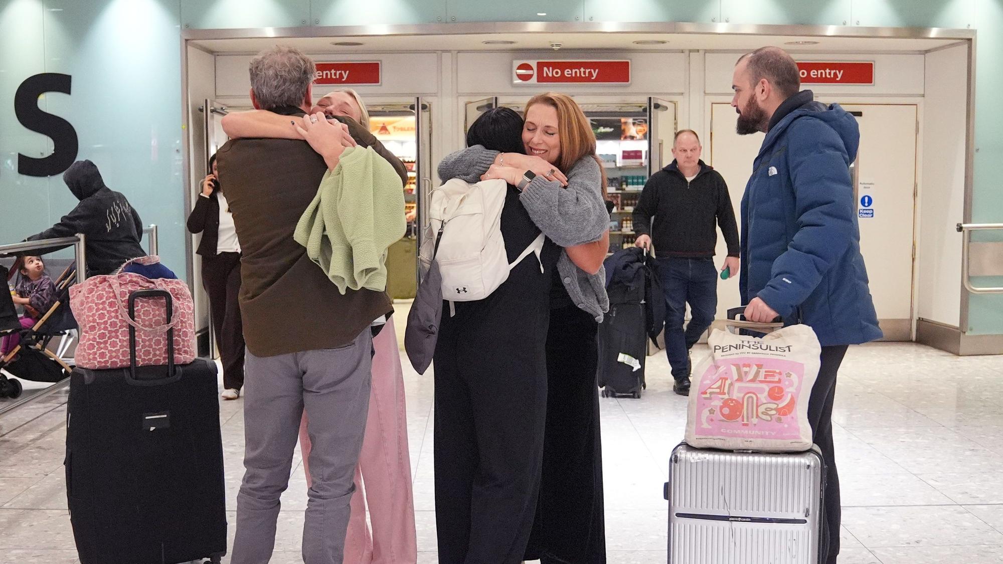 03.03.2026, Großbritannien, London: Reisende, die aus Dubai zurückkehren, kommen am Flughafen London Heathrow an. Foto: Yui Mok/PA Wire/dpa +++ dpa-Bildfunk +++