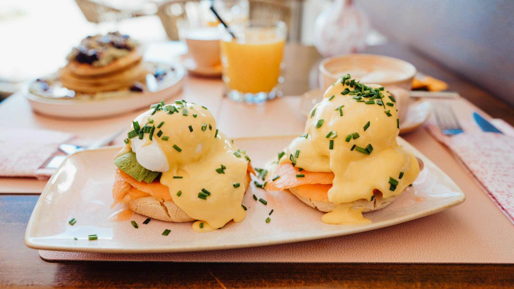 Frühstückstisch mit Eier Benedict.