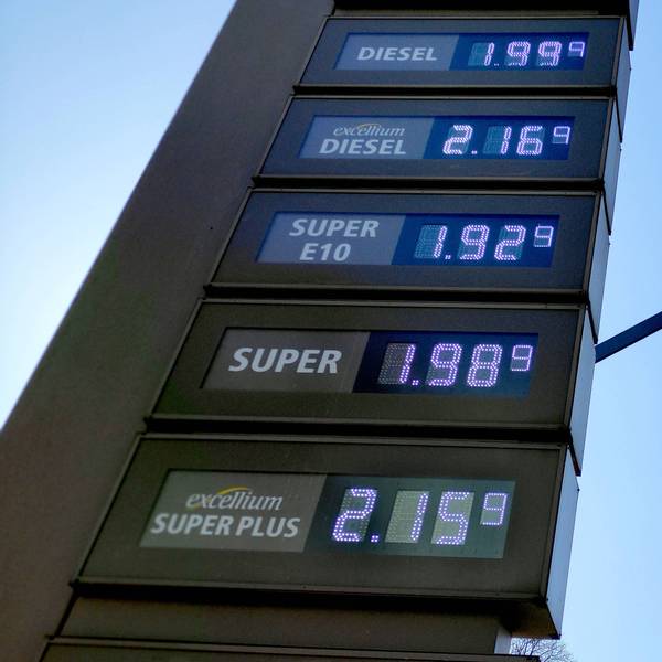 Eine Preisanzeige an einer Tankstelle ist zu sehen. Diesel und Super kosten über 2 Euro.