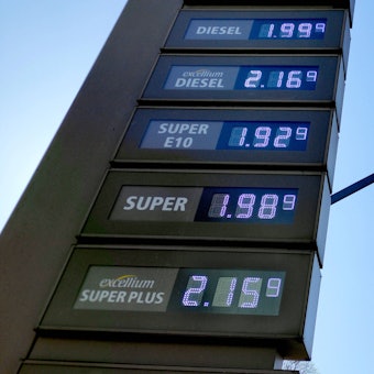 Eine Preisanzeige an einer Tankstelle ist zu sehen. Diesel und Super kosten über 2 Euro.