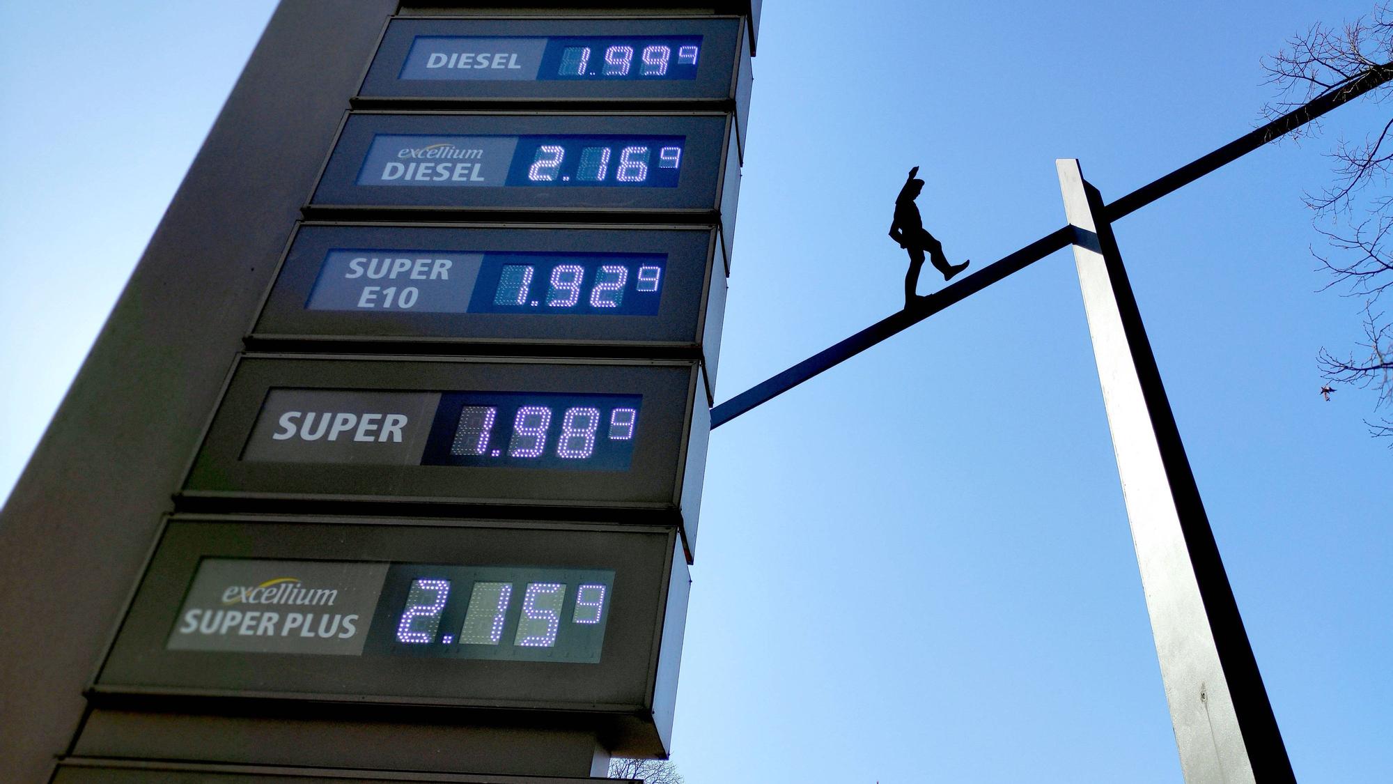 Eine Preisanzeige an einer Tankstelle ist zu sehen. Diesel und Super kosten über 2 Euro.
