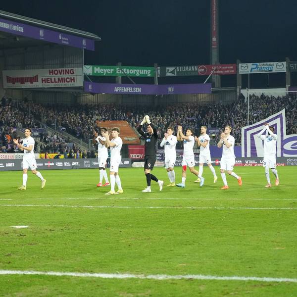 Deutschland: Fussball 3. Liga 2025/2026, 27. Spieltag - VfL Osnabrück vs Viktoria Köln - Stadion an der Bremer Brücke Osnabrück: Mannschaft von Viktoria Köln applaudiert vor Anstoß Richtung mitgereister Fans *** Germany Soccer 3 Liga 2025 2026, Matchday 27 VfL Osnabrück vs Viktoria Köln Stadion an der Bremer Brücke Osnabrück Viktoria Köln team applaud towards their fans before kick-off Copyright: xLennxLübbersx