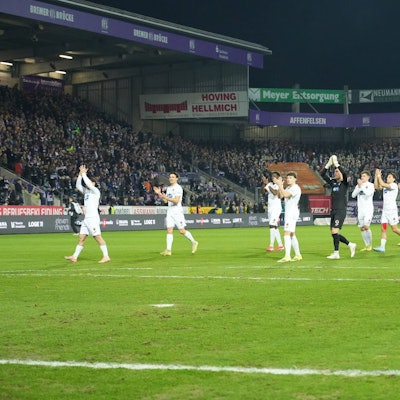 Deutschland: Fussball 3. Liga 2025/2026, 27. Spieltag - VfL Osnabrück vs Viktoria Köln - Stadion an der Bremer Brücke Osnabrück: Mannschaft von Viktoria Köln applaudiert vor Anstoß Richtung mitgereister Fans *** Germany Soccer 3 Liga 2025 2026, Matchday 27 VfL Osnabrück vs Viktoria Köln Stadion an der Bremer Brücke Osnabrück Viktoria Köln team applaud towards their fans before kick-off Copyright: xLennxLübbersx