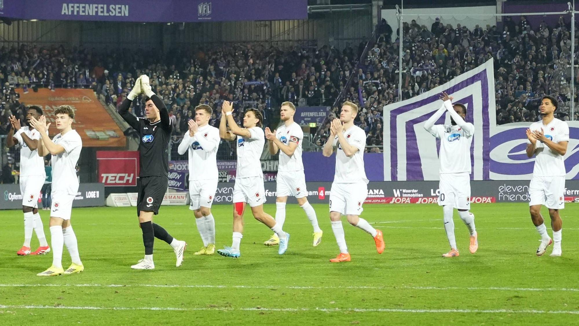 Deutschland: Fussball 3. Liga 2025/2026, 27. Spieltag - VfL Osnabrück vs Viktoria Köln - Stadion an der Bremer Brücke Osnabrück: Mannschaft von Viktoria Köln applaudiert vor Anstoß Richtung mitgereister Fans *** Germany Soccer 3 Liga 2025 2026, Matchday 27 VfL Osnabrück vs Viktoria Köln Stadion an der Bremer Brücke Osnabrück Viktoria Köln team applaud towards their fans before kick-off Copyright: xLennxLübbersx