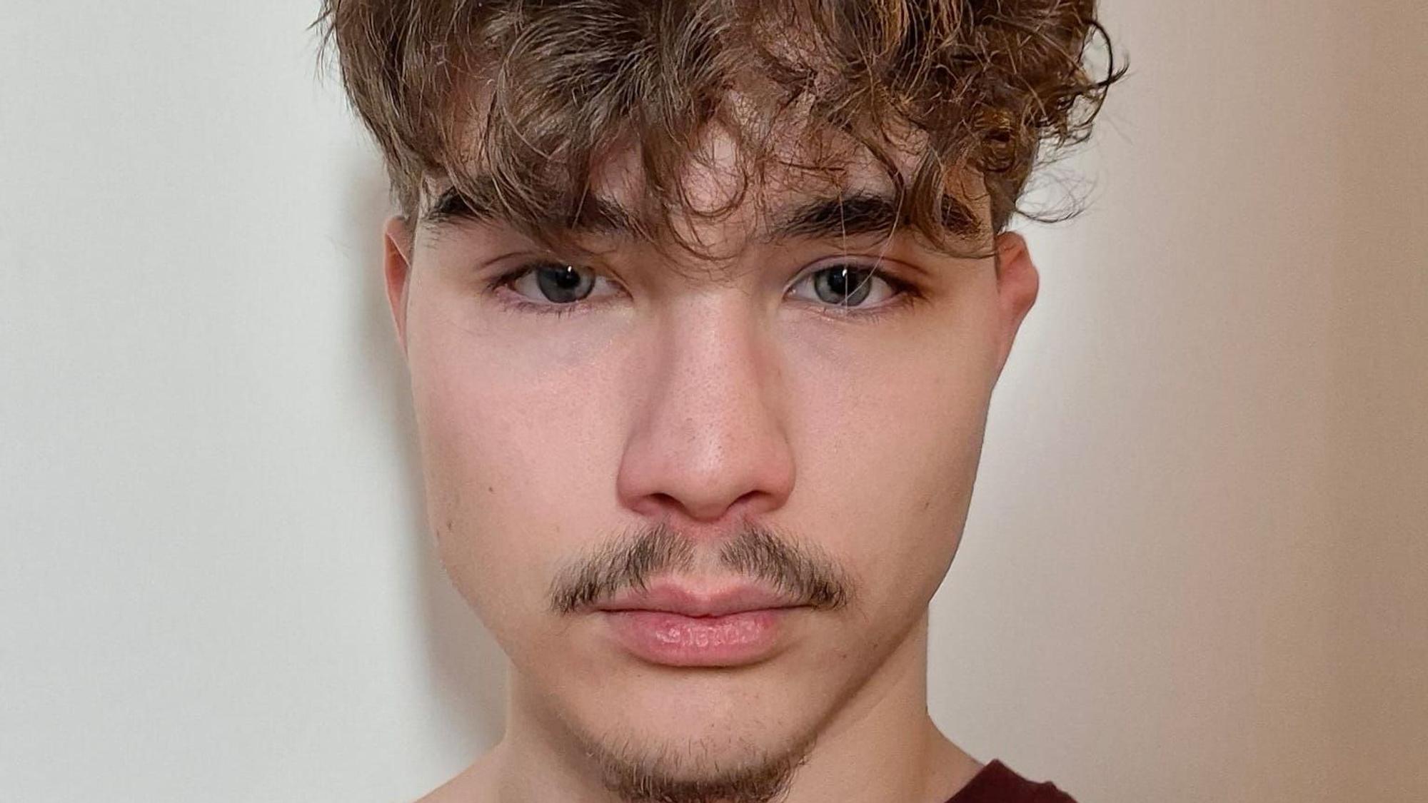 Ein Portrait eines jungen Mannes ist zu sehen.