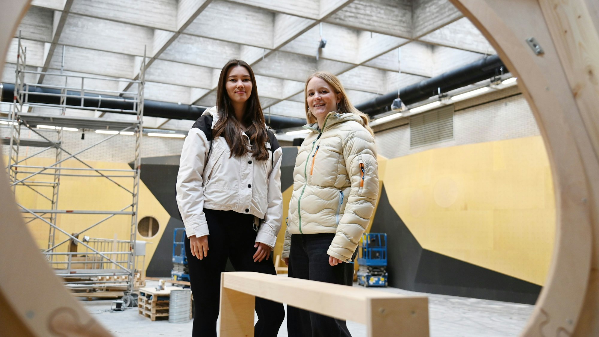 Marie-Theres Hobmeier (l.) und Verena Keim von Element Boulders auf der Baustelle: Die ersten Kletterwände sind angebracht.