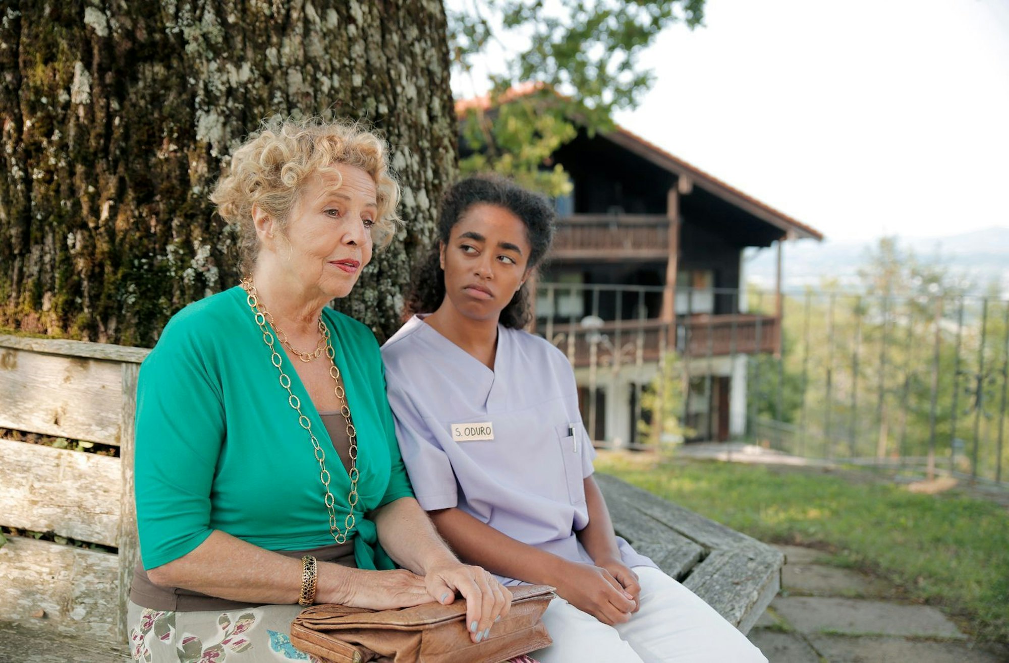 In „Watzmann ermittelt - Die graue Lola“ spielt Michaela May (links, mit Jamie Petutschnig) eine Seniorin, die sich ihren Platz im Altersheim nicht mehr leisten kann. (Bild: ARD/Lucky Bird Pictures/Christoph Krauth)
