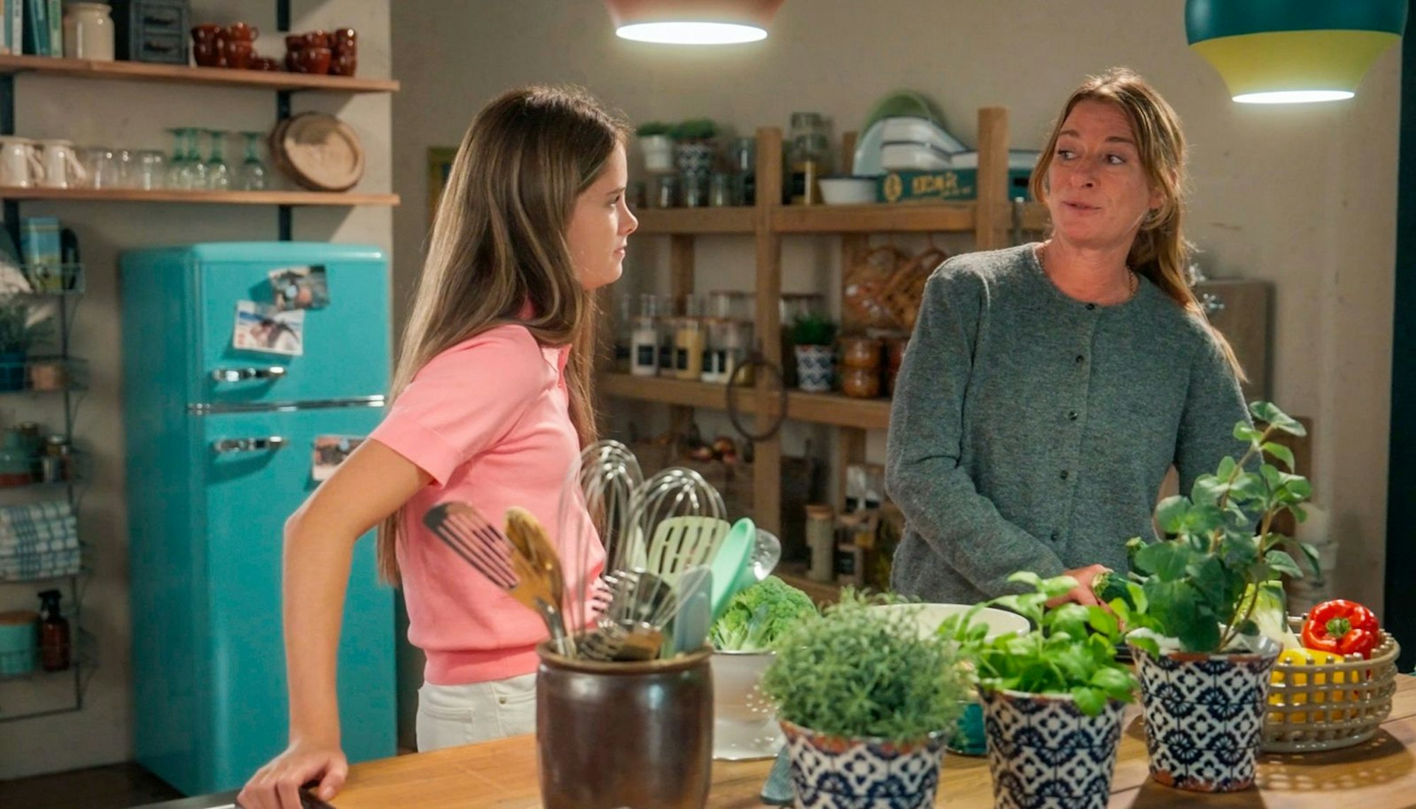 „Rote Rosen“ zeigt erstmals eine Folge nur mit Frauen. Darin feiert Carla (Maria Fuchs, rechts), hier mit Lilly (Lilou Röder), ihren 50. Geburtstag. (Bild: NDR)