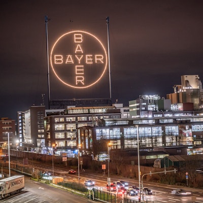 Bayer-Kreuz und Chempark am Abend