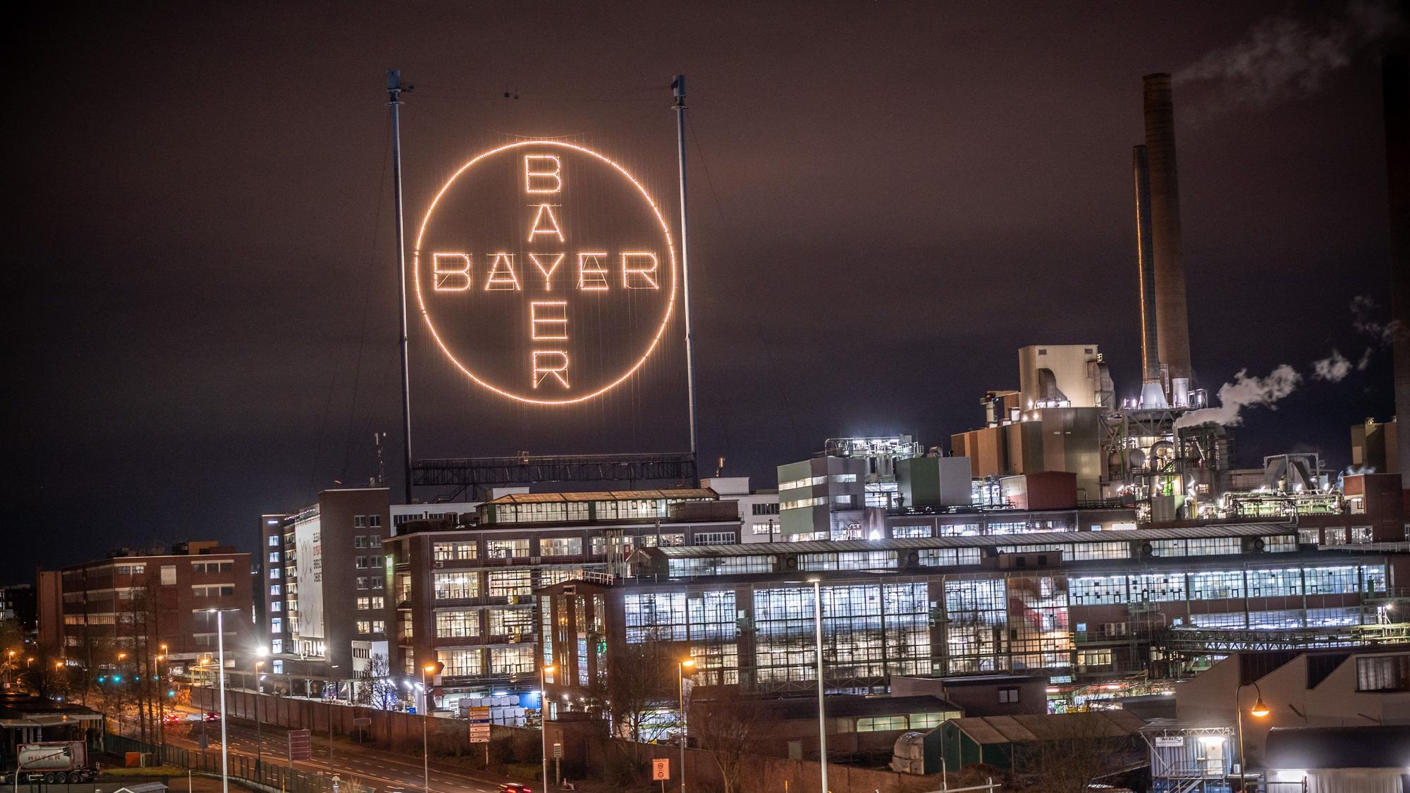 Bayer-Kreuz und Chempark am Abend