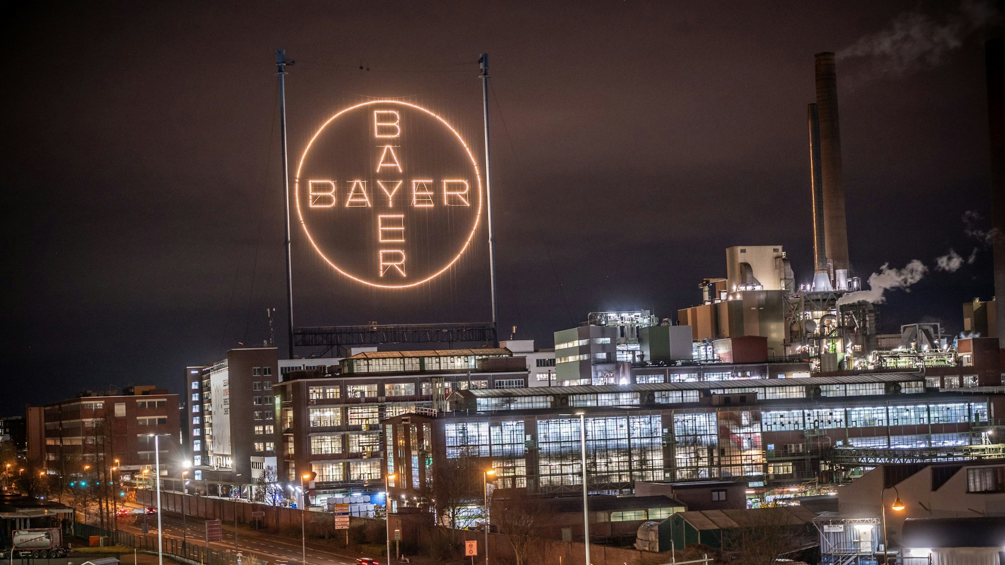 Bayer-Kreuz und Chempark am Abend