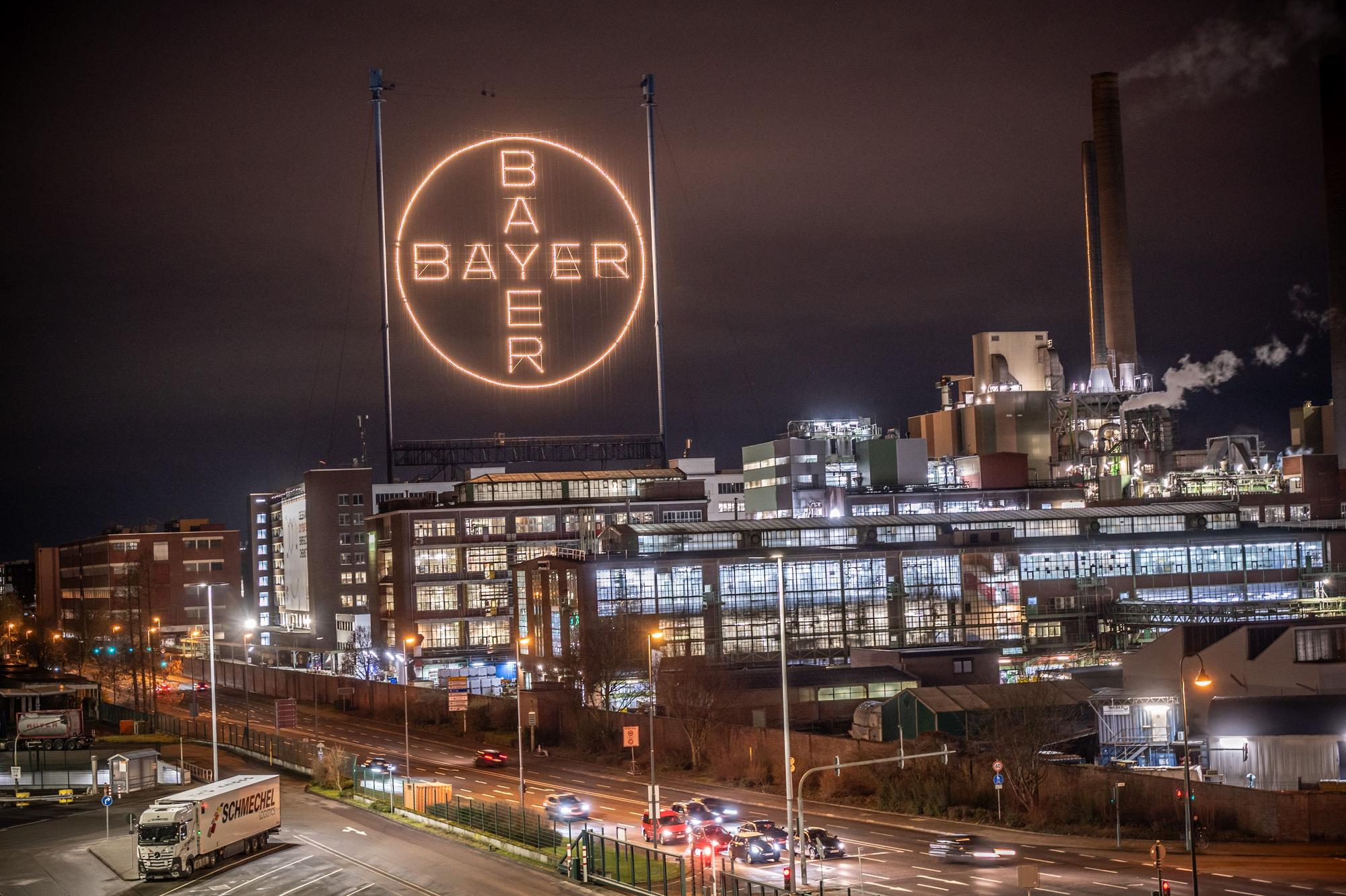Heute leuchtet die zweite Konstruktion des Bayer-Kreuzes.