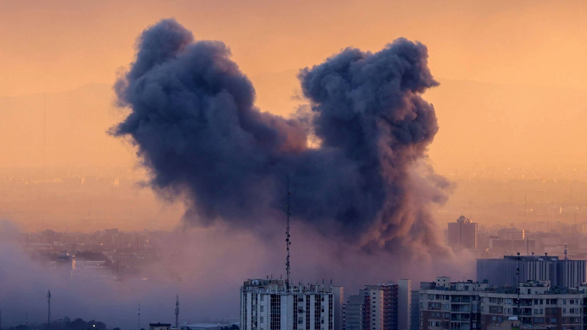 Rauch steigt nach einem Angriff auf die iranische Hauptstadt Teheran auf.
