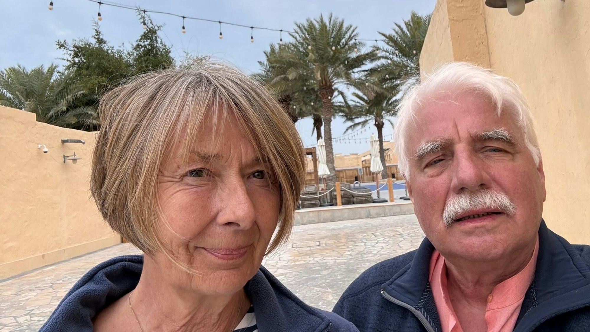 Das Kölner Ehepaar Wera und Hans-Jürgen A. ist in Katar wegen des Angriffs auf den Iran gestrandet. Foto: Wera A.