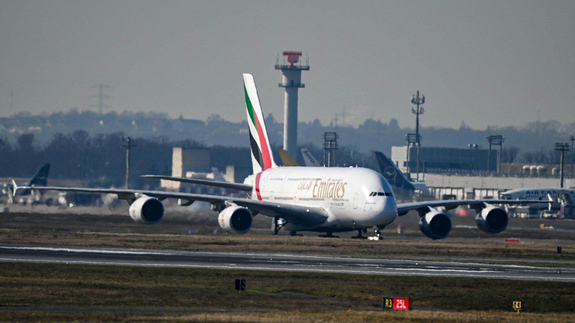 Ein Airbus A380 der Emirates-Airline ist am Dienstag (3. März) am Frankfurter Flughafen gelandet. Die Maschine ist als eine der ersten aus Dubai nach Deutschland gestartet.