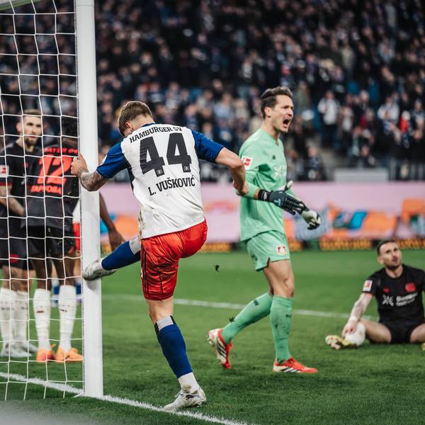 Fußball Männer Saison 2025/2026 1. Fußball-Bundesliga 17. Spieltag Hamburger SV vs. Bayer 04 Leverkusen 04.03.2026 Luka Vuskovic 44, HSV ärgert sich und tritt wütend den Pfosten, dahinter freut sich Janis Blaswich 28, Bayer 04 Leverkusen Hamburg Volksparkstadion Hamburg Deutschland *** Soccer Men Season 2025 2026 1 Soccer Bundesliga 17 Matchday Hamburger SV vs Bayer 04 Leverkusen 04 03 2026 Luka Vuskovic 44, HSV is annoyed and angrily kicks the post, behind him Janis Blaswich 28, Bayer 04 Leverkusen Hamburg Volksparkstadion Hamburg Germany