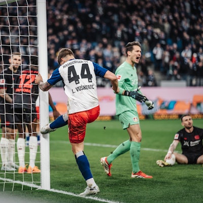 Fußball Männer Saison 2025/2026 1. Fußball-Bundesliga 17. Spieltag Hamburger SV vs. Bayer 04 Leverkusen 04.03.2026 Luka Vuskovic 44, HSV ärgert sich und tritt wütend den Pfosten, dahinter freut sich Janis Blaswich 28, Bayer 04 Leverkusen Hamburg Volksparkstadion Hamburg Deutschland *** Soccer Men Season 2025 2026 1 Soccer Bundesliga 17 Matchday Hamburger SV vs Bayer 04 Leverkusen 04 03 2026 Luka Vuskovic 44, HSV is annoyed and angrily kicks the post, behind him Janis Blaswich 28, Bayer 04 Leverkusen Hamburg Volksparkstadion Hamburg Germany