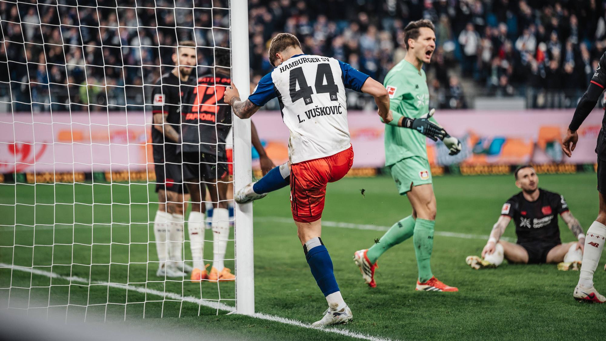 Fußball Männer Saison 2025/2026 1. Fußball-Bundesliga 17. Spieltag Hamburger SV vs. Bayer 04 Leverkusen 04.03.2026 Luka Vuskovic 44, HSV ärgert sich und tritt wütend den Pfosten, dahinter freut sich Janis Blaswich 28, Bayer 04 Leverkusen Hamburg Volksparkstadion Hamburg Deutschland *** Soccer Men Season 2025 2026 1 Soccer Bundesliga 17 Matchday Hamburger SV vs Bayer 04 Leverkusen 04 03 2026 Luka Vuskovic 44, HSV is annoyed and angrily kicks the post, behind him Janis Blaswich 28, Bayer 04 Leverkusen Hamburg Volksparkstadion Hamburg Germany